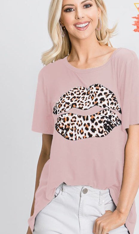 Short sleeve leopard lips curvy tee